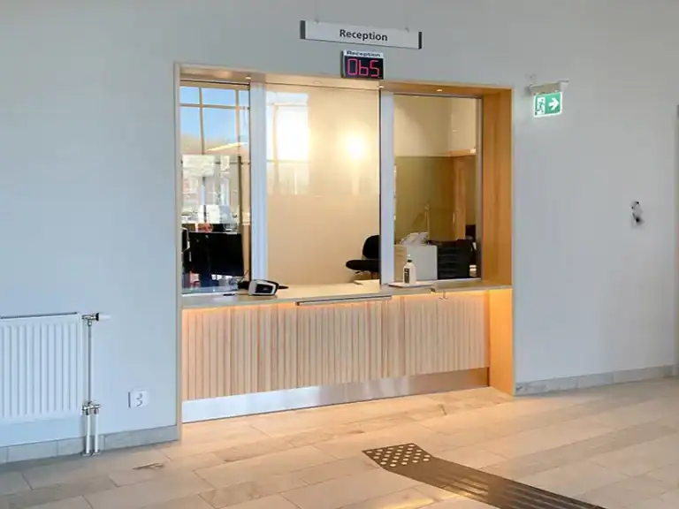 V80Rg liukuluukku Åkersundin terveyskeskuksen aulan vastaanotossa