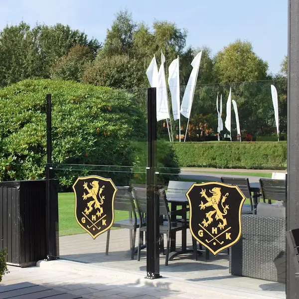 Lasikaiteet golfkerholla