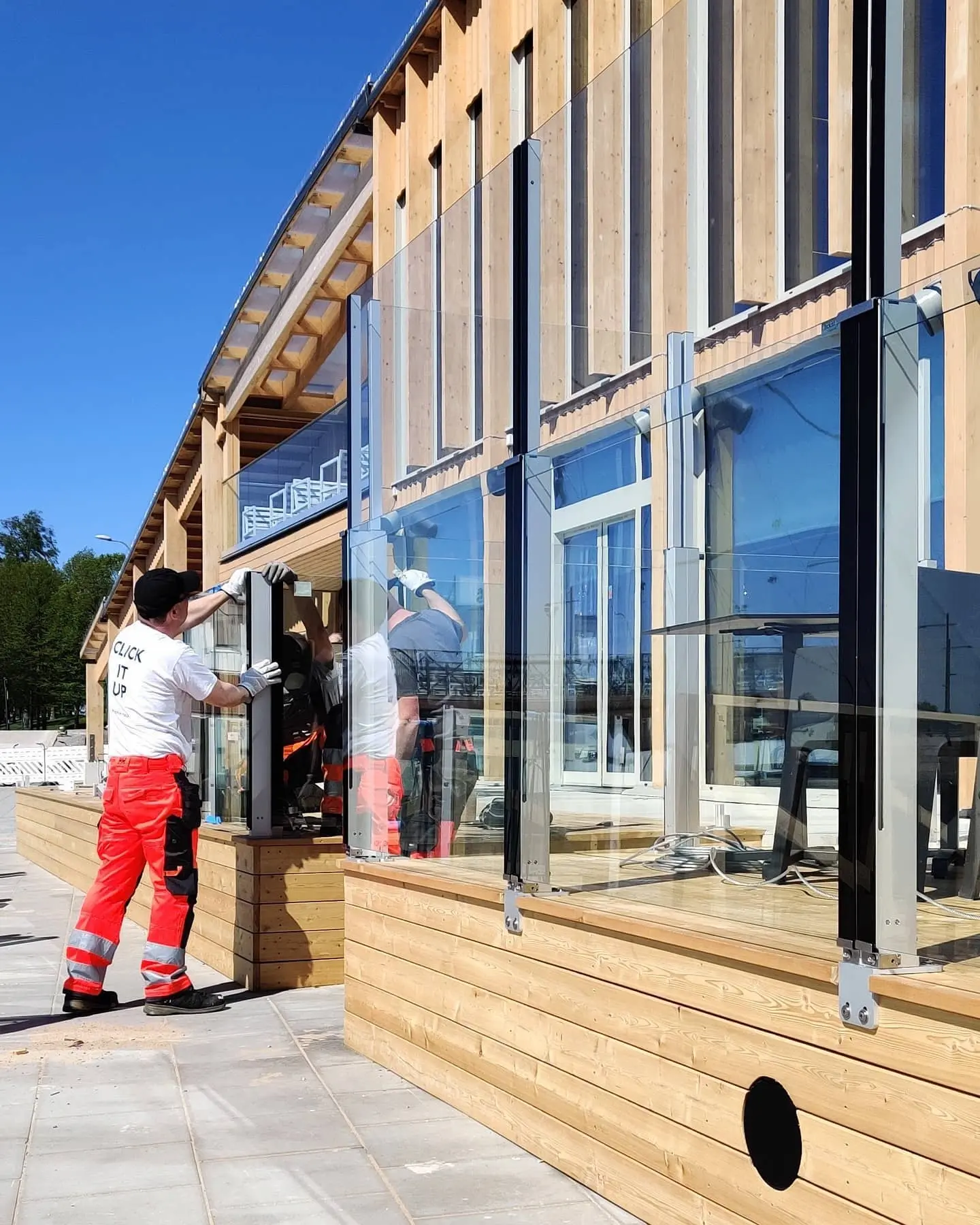 ClcikitUp Lasikaide asennusta työporukalla