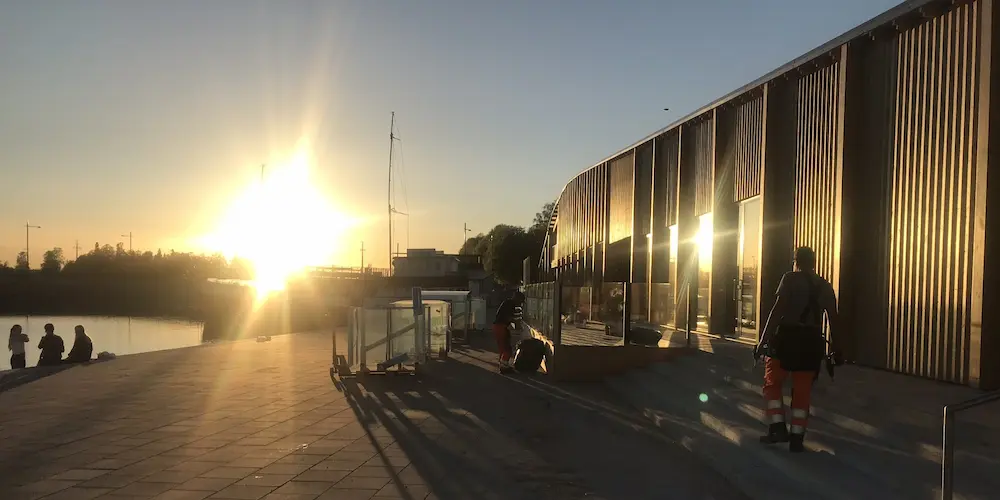 Lasikaideasennus auringonlaskun aikaan