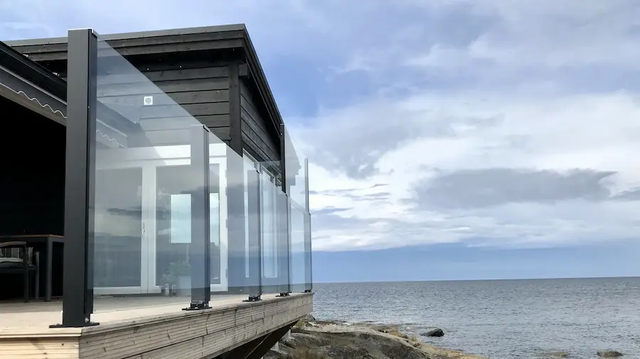 Lasikaiteiden kiinteä sileä lasipinta merimaisemassa