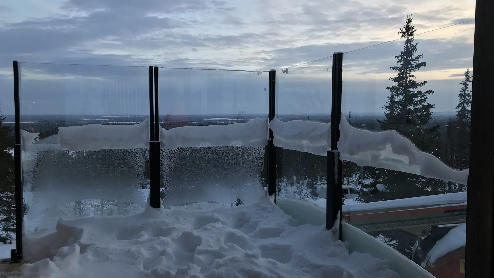 Lasikaide pakkasessa hangessa