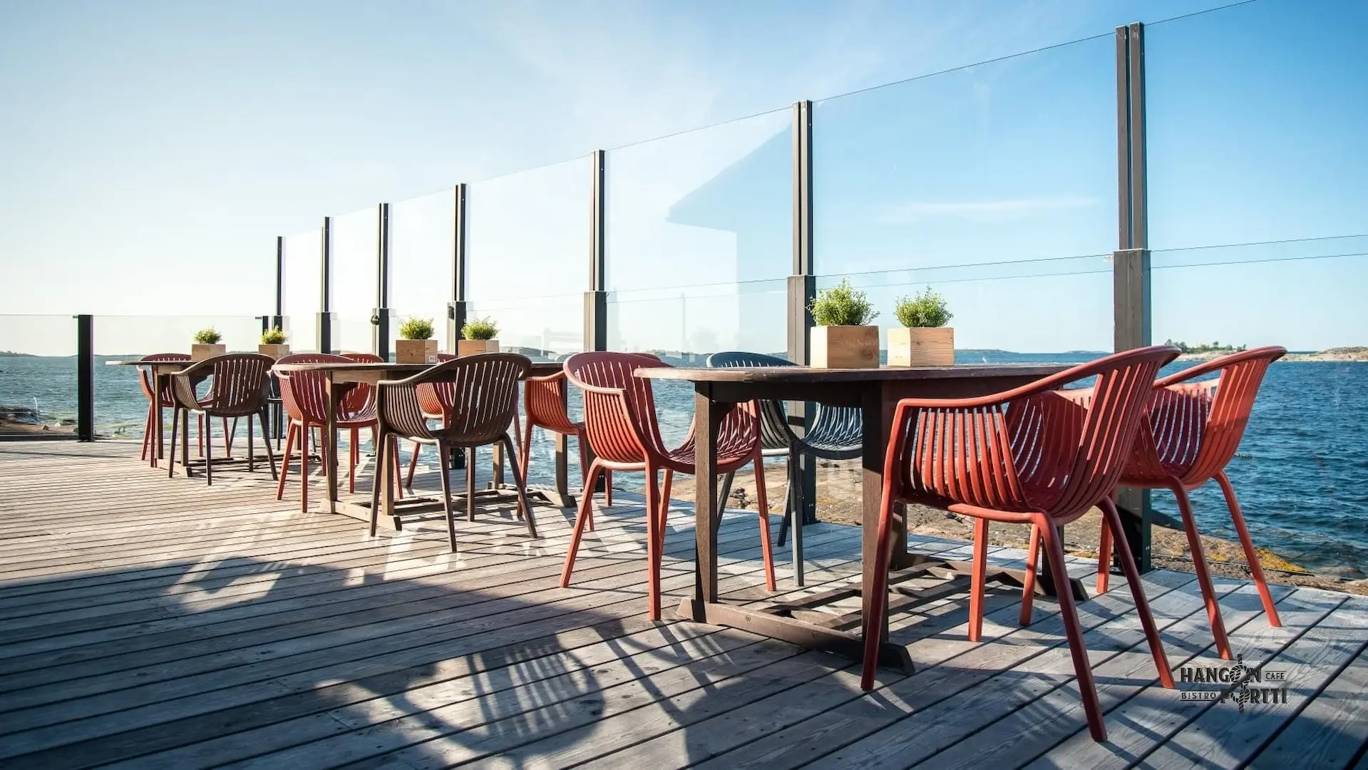 Lasikaide terassille merimaisemassa – läpinäkyvä tuulensuoja ilman näkymän peittymistä