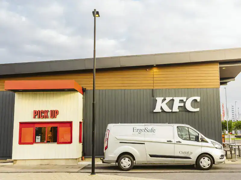 ErgoSafe-sähköluukku KFC-ravintolan noutopisteellä