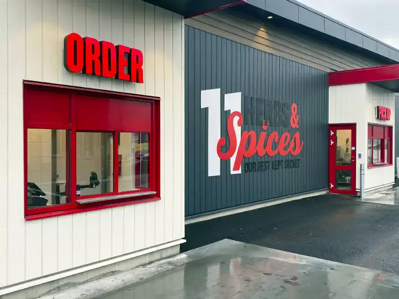KFC-ravintolan sähkötoiminen liukuluukku asiakkaiden noutoa varten