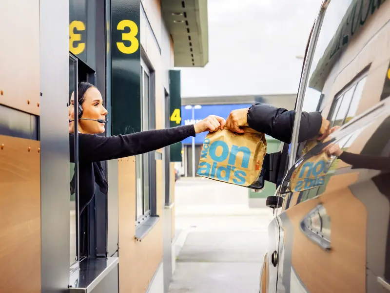 McDonald’sin drive-thru-ikkuna, jossa asiakas ottaa vastaan tilaamansa ruoat