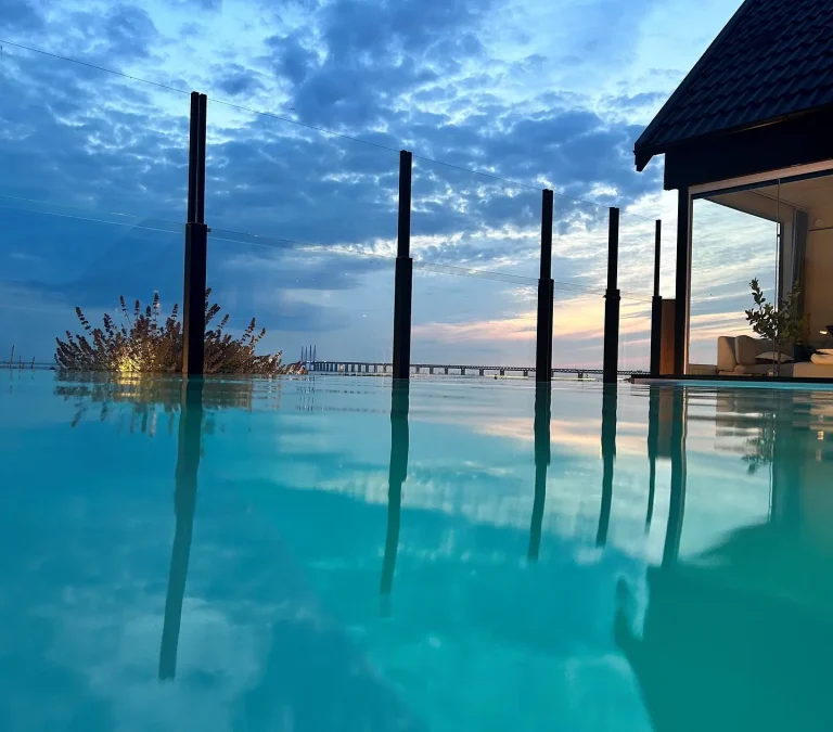 Retractable glass railing – Scandinavian design at infinity pool