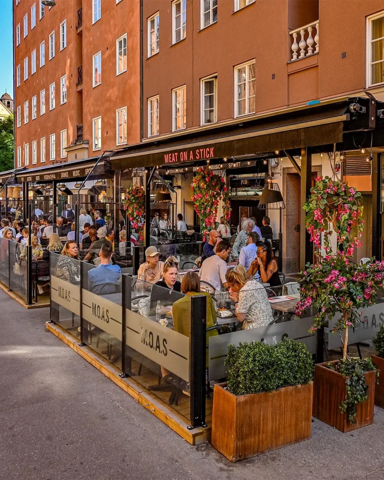 Restaurant street terrace with retractable glass railing – ClickitUp® HoReCa