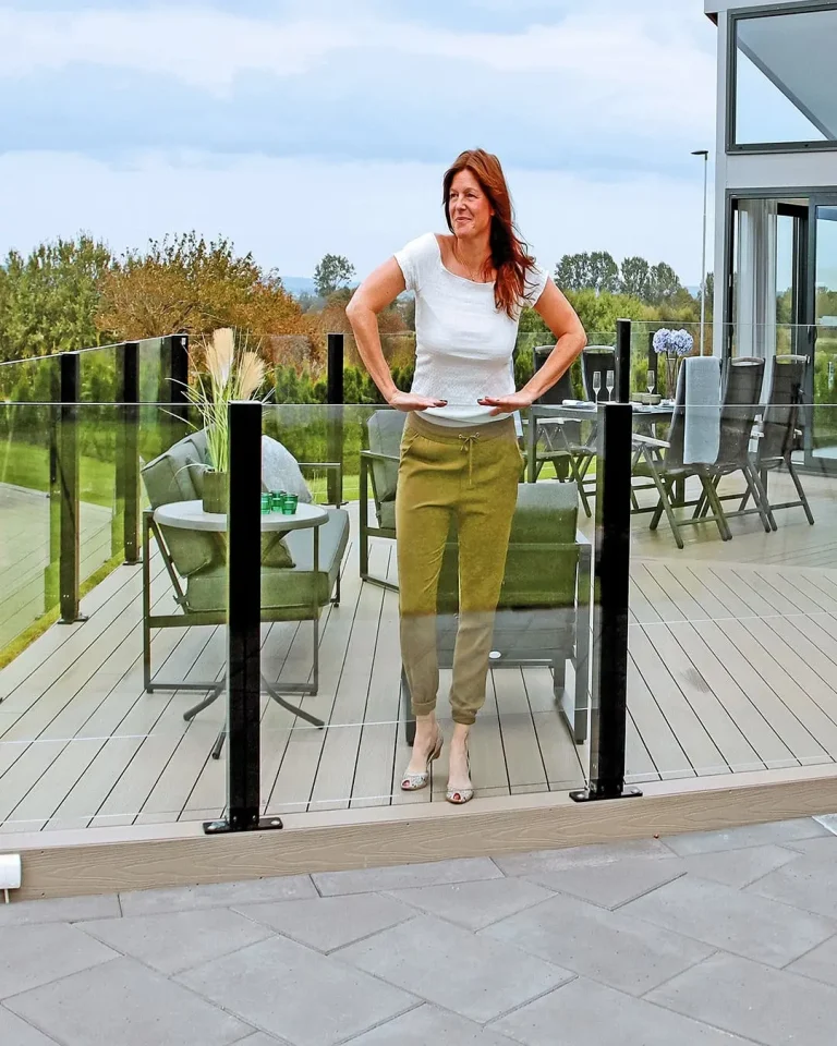 Modern garden with retractable glass railing – Scandinavian outdoor design