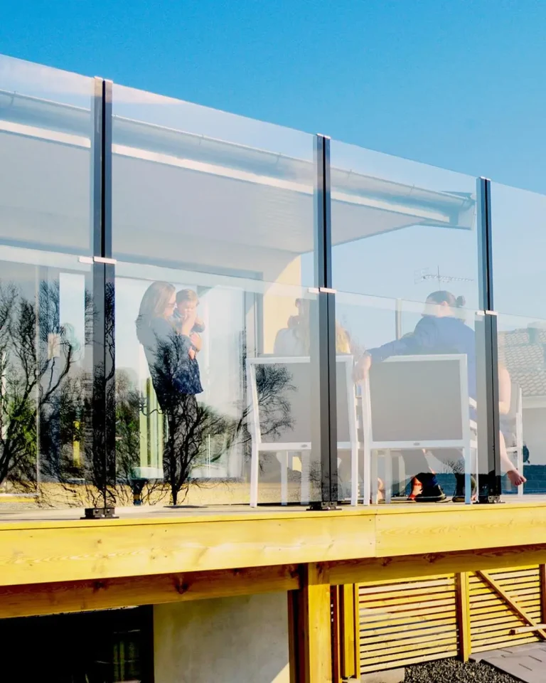 Modern terrace with retractable glass railing – ClickitUp® wind protection