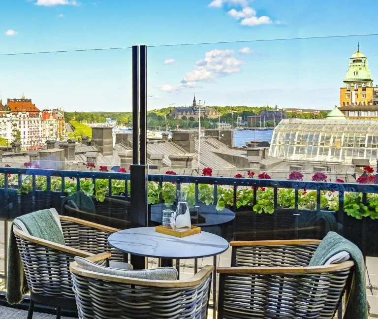 Modern balcony with retractable glass railing – ClickitUp® innovation