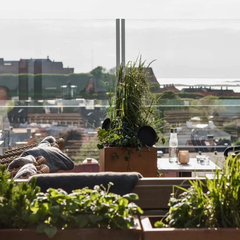 City rooftop with retractable glass railing – outdoor dining area