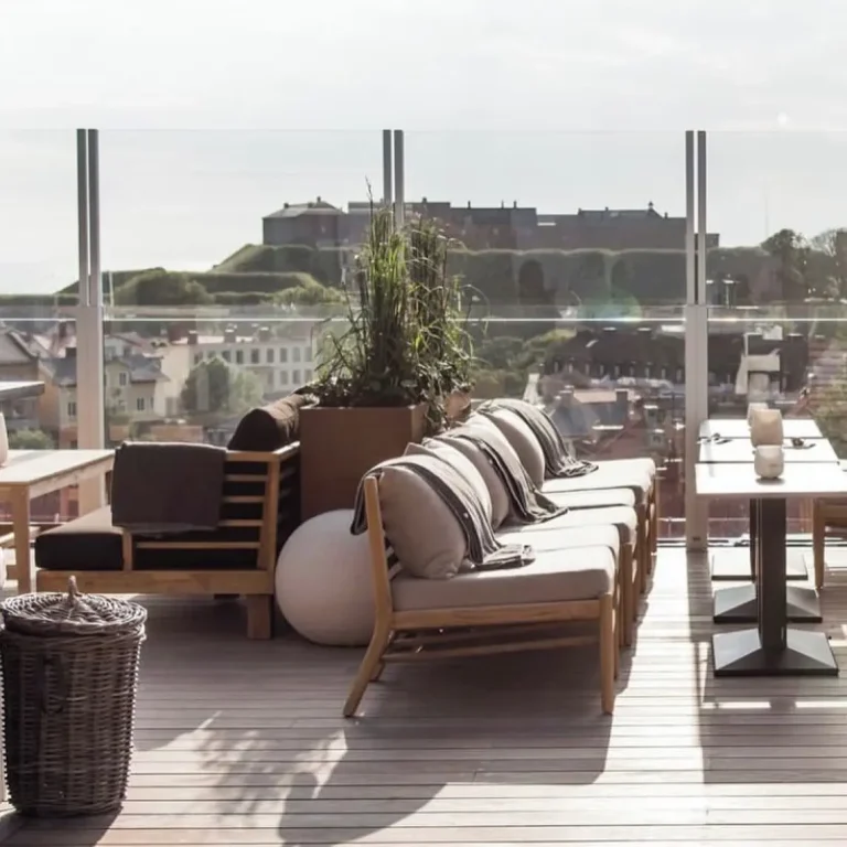 Outdoor lounge with retractable glass railing – Scandinavian lifestyle