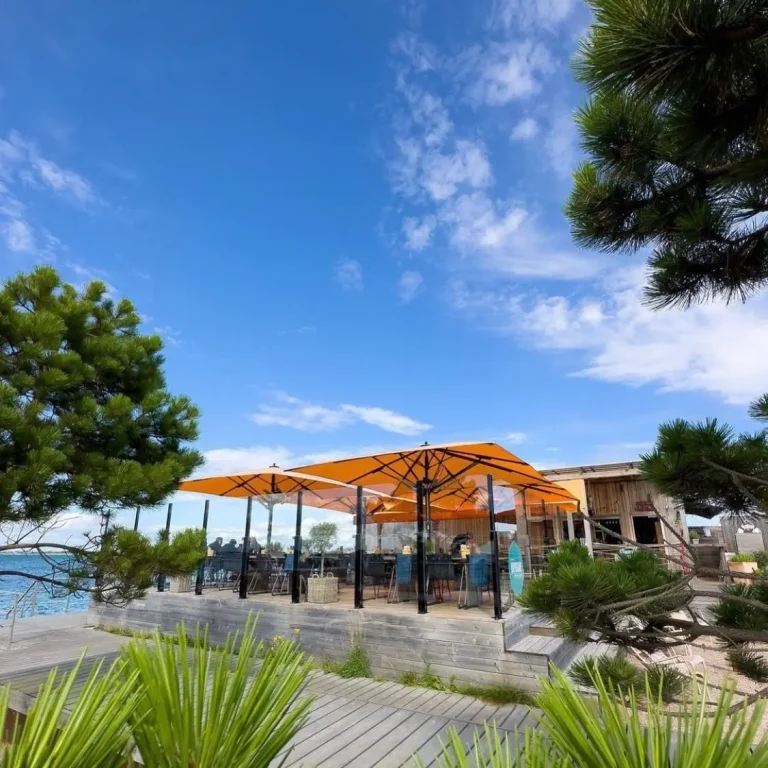 Seaside view with retractable glass railing – ClickitUp® for families