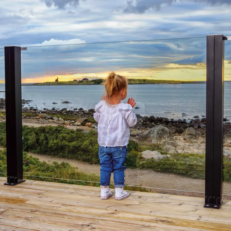 Garden terrace with retractable glass railing – comfort and safety