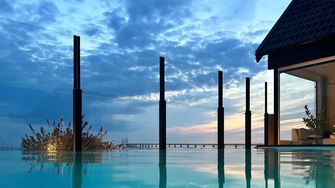 Retractable glass railing – Scandinavian design at infinity pool