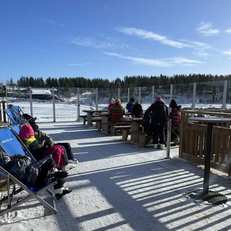 Nostettavat lasikaiteet laskettelukeskuksessa