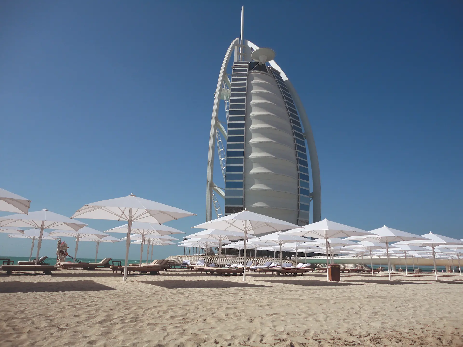 Bahama Jumbrella -aurinkovarjo Dubain Burj Al Arab -hotellin edustalla