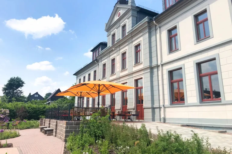 Bahama Jumbrella -aurinkovarjot historiallisen rakennuksen edustalla