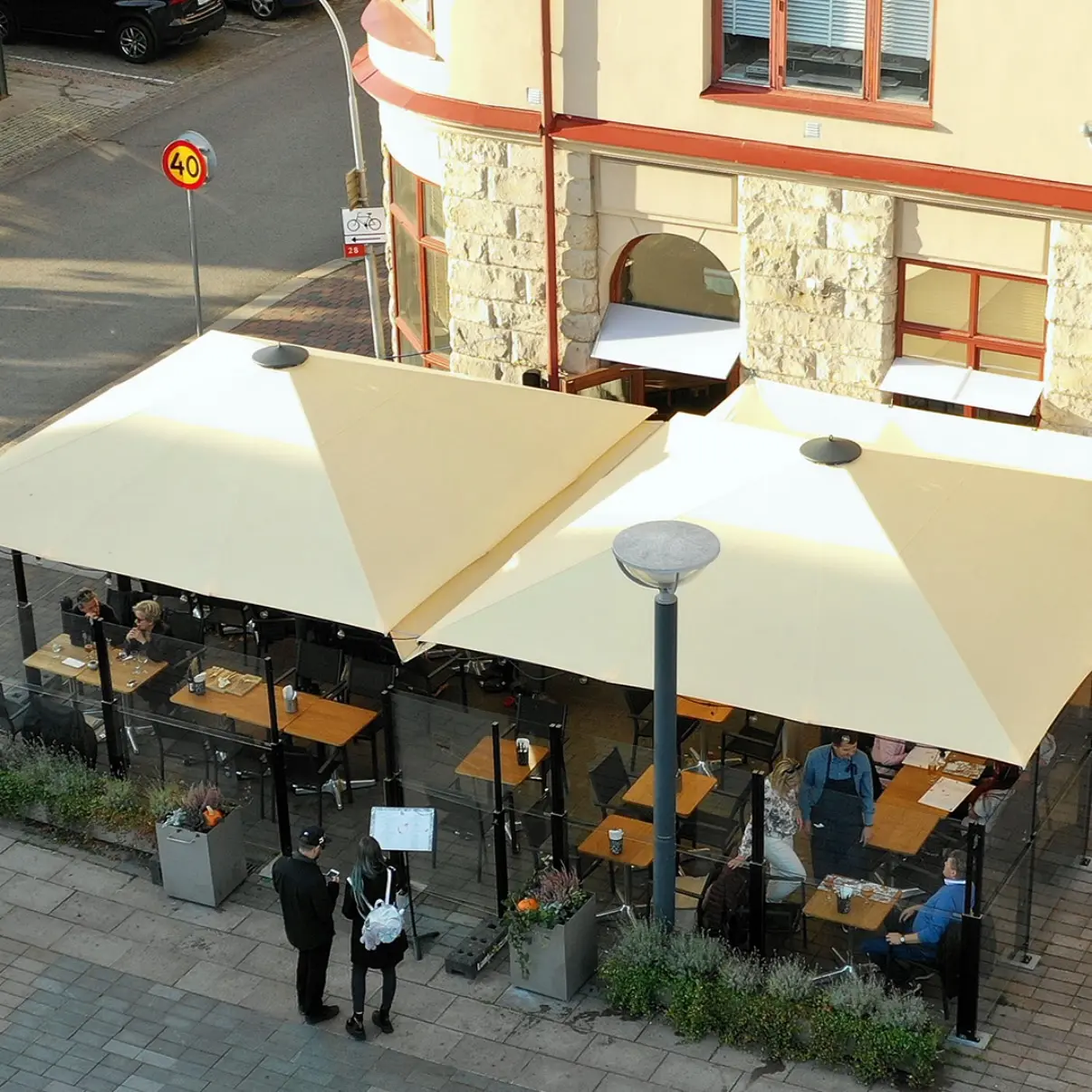 Bahama aurinkovarjot ravintolan terassilla – tuulenkestävä suoja