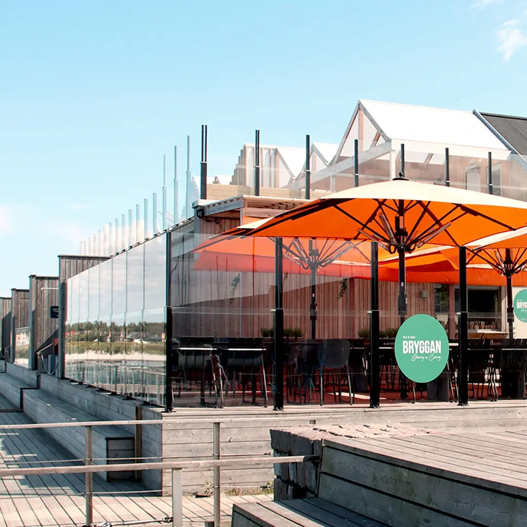 Bahama aurinkovarjo ja ClickitUp lasikaiteet – suojaa ja viihtyisyyttä