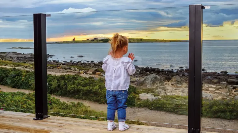 kiinteä lasikaide suojakaiteena parvekkeella kiinnitetty kantavaan rakenteeseen