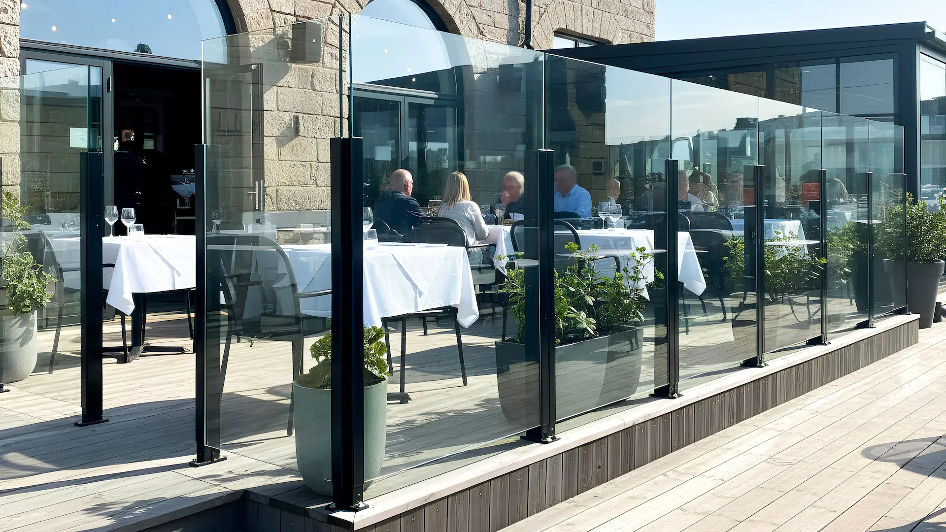 Kiinteä lasinen tuulisuoja terassille – CiU Windscreen