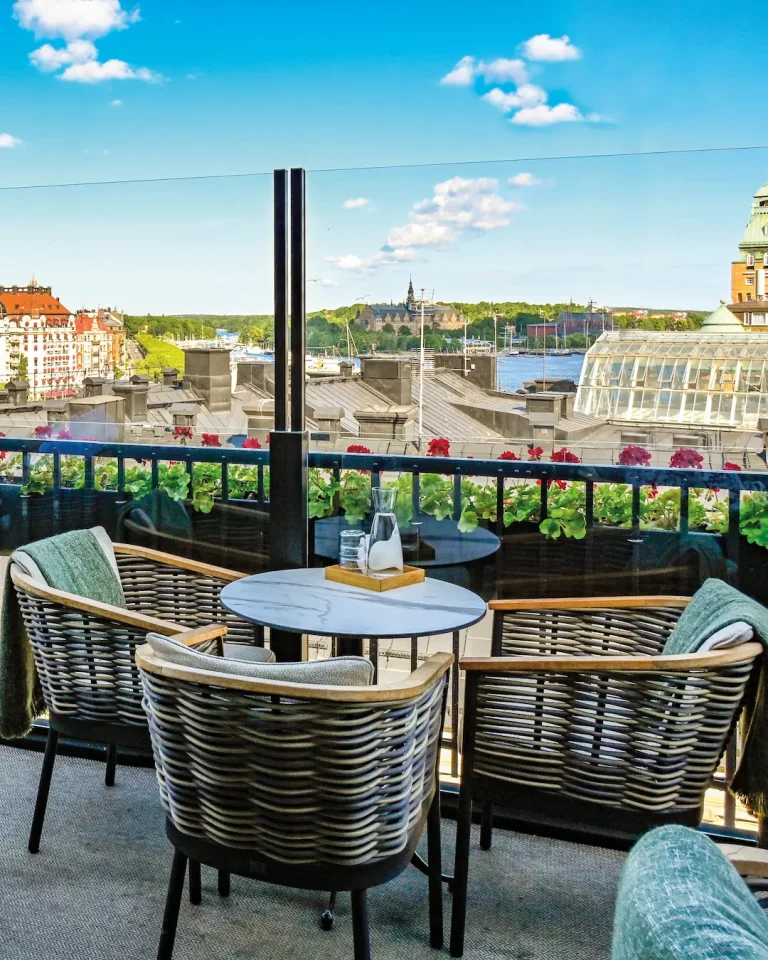 Lasinen tuulisuoja terassilla ravintolaympäristössä