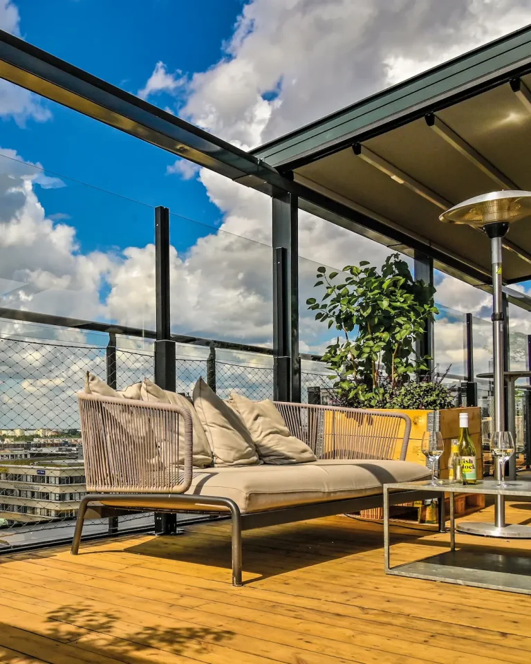 Katettu terassi lasisella tuulensuojalla ja avoimella näkymällä