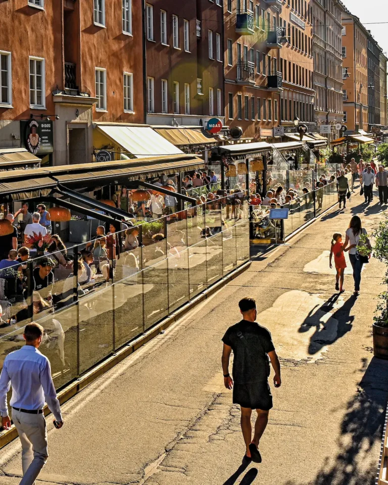 Lasikaiteet kaupunkiterassilla – tuulensuoja vilkkaassa ympäristössä