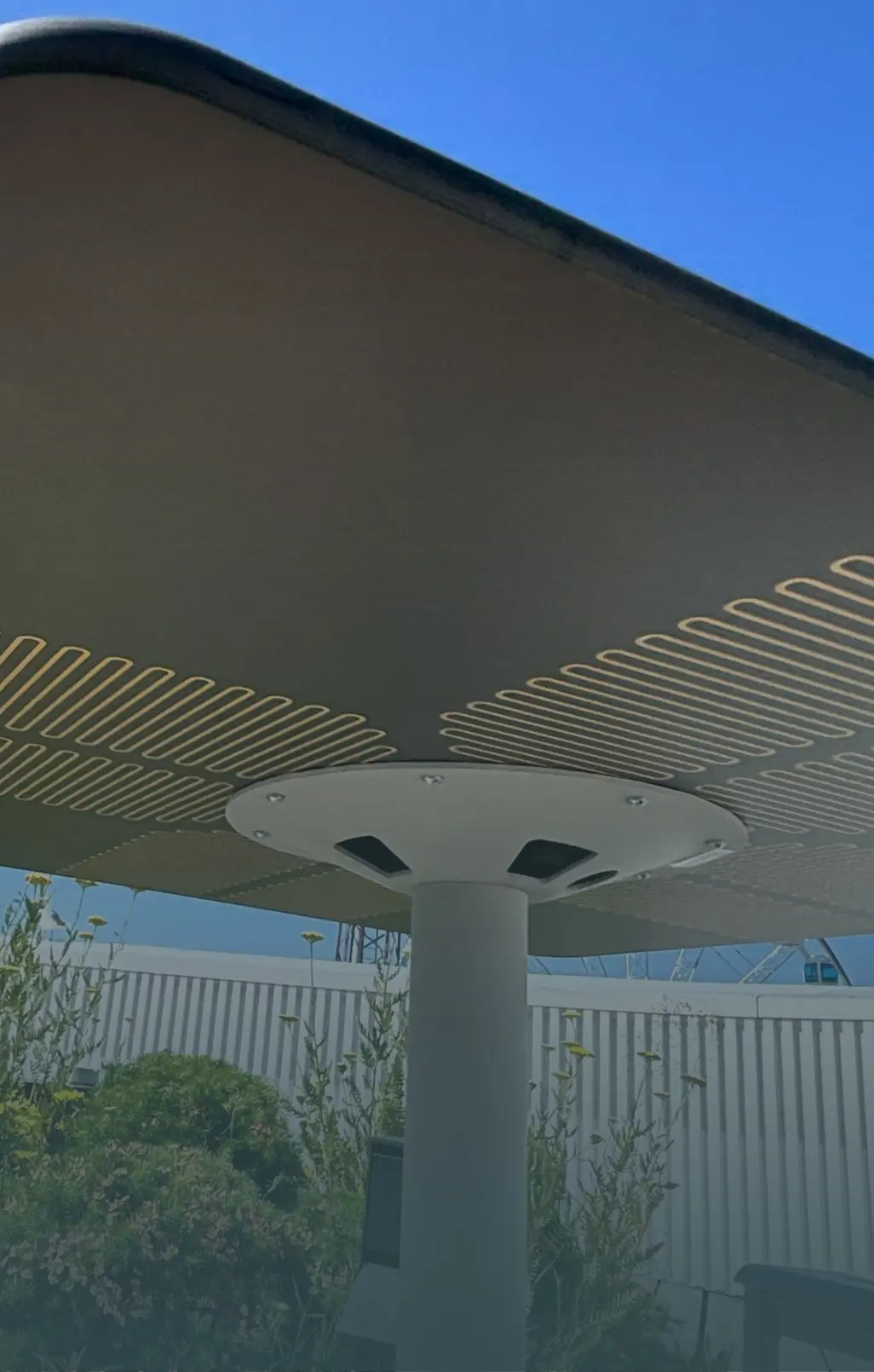 Lämmitettävän terassipöydän alapinnan lämmitysrakenne pylväsjalassa