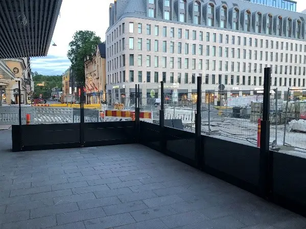 ClickitUp®-kaide kiinnitetty vastapainolaatikkoon ilman ankkurointia alustaan