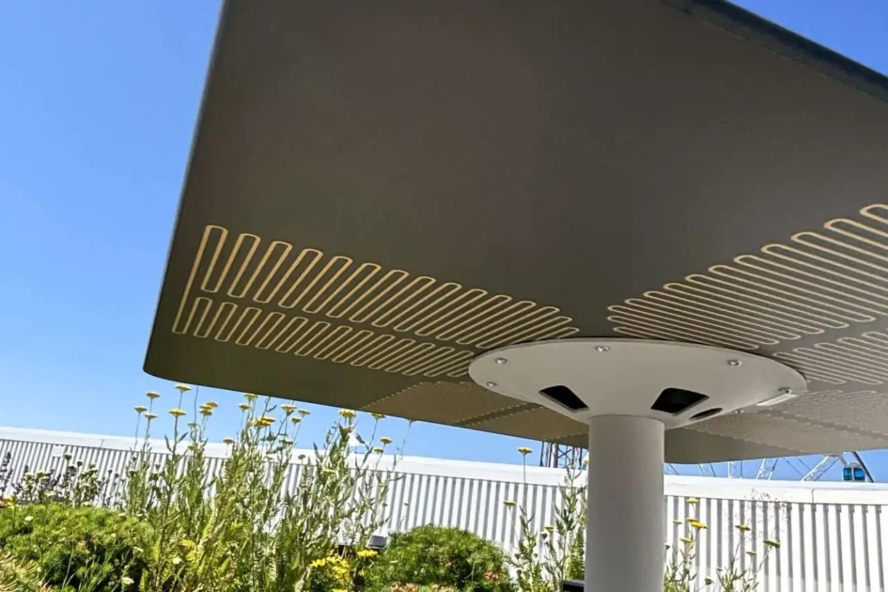 Lämmitettävän terassipöydän integroitu lämmityselementti pöytälevyn alapinnassa