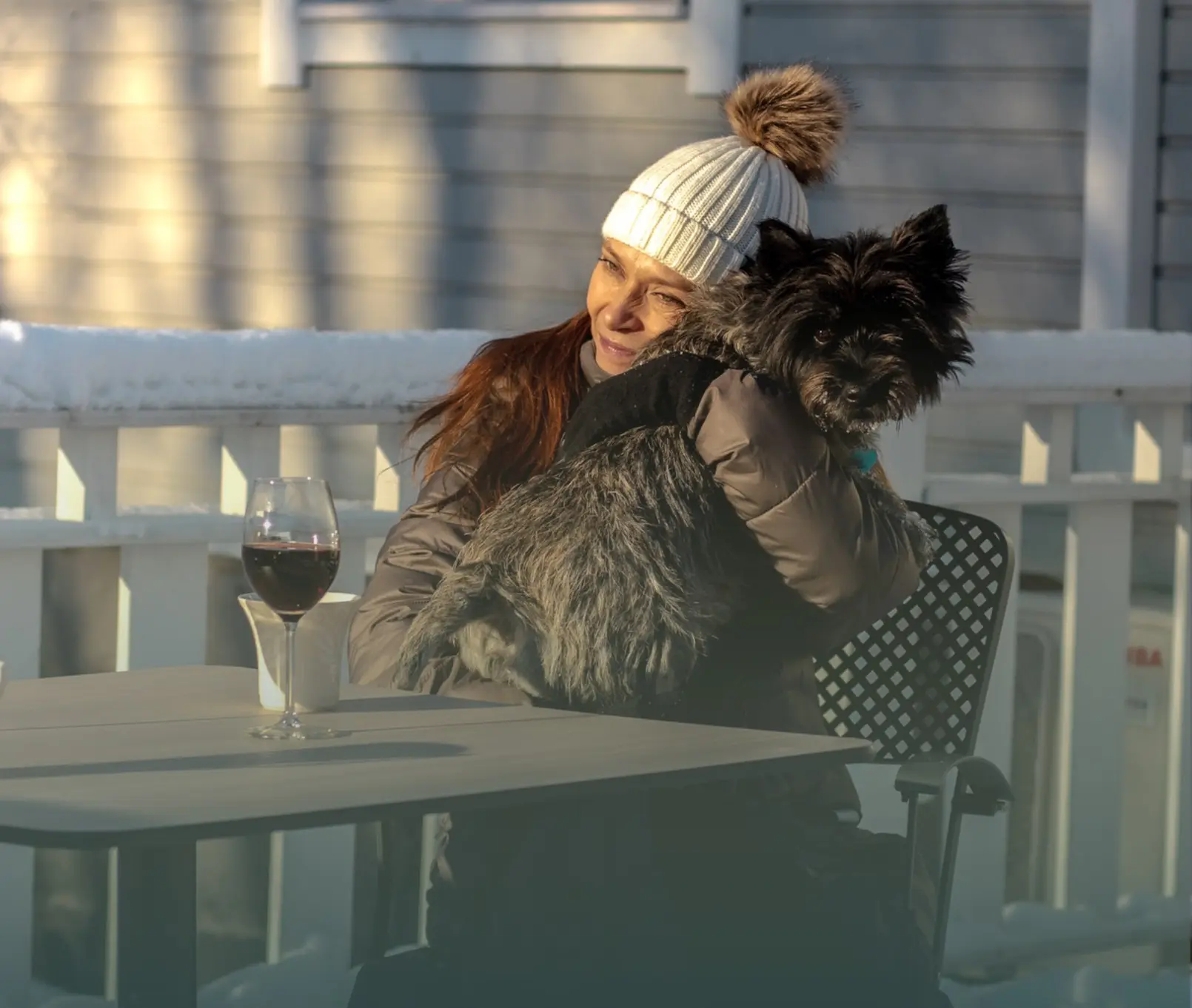 Asiakas istuu lämmitettävän terassipöydän ääressä kylmässä säässä