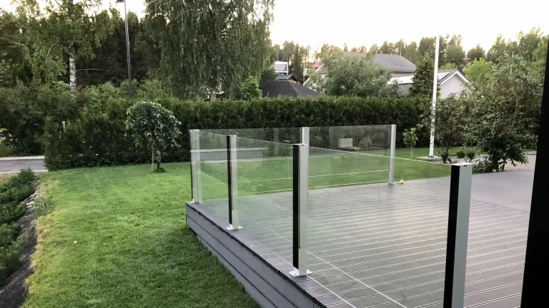 Tyylikkäät kiinteät lasikaiteet terassin suojana