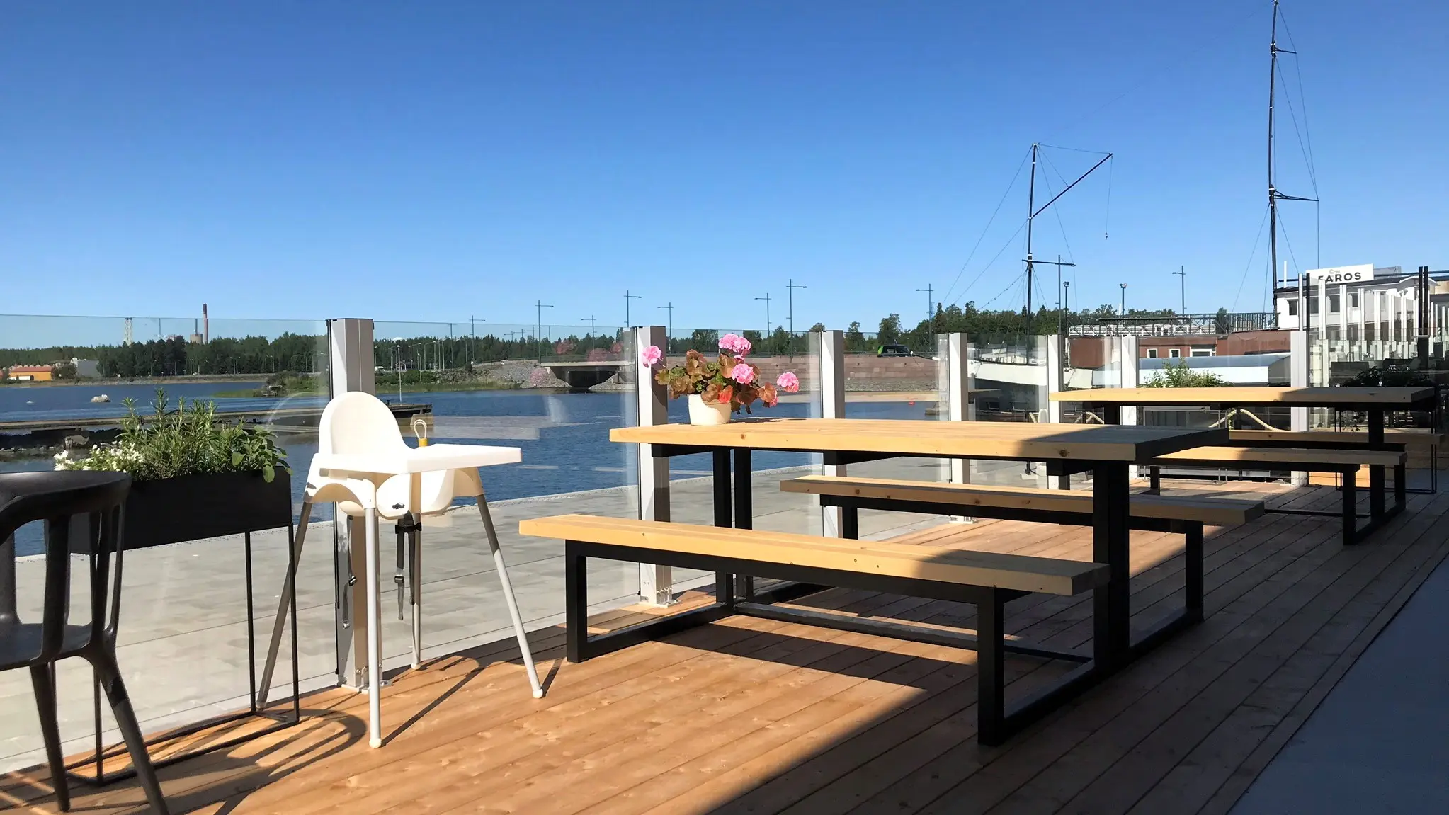 Kiinteä lasikaide laituri- ja venepaikalla – suojaa veteen johtavalla puuterassilla.