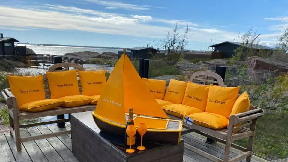 Saariravintolan lounge-alue ja ClickitUp®-kaiteet suojaamassa tuulelta