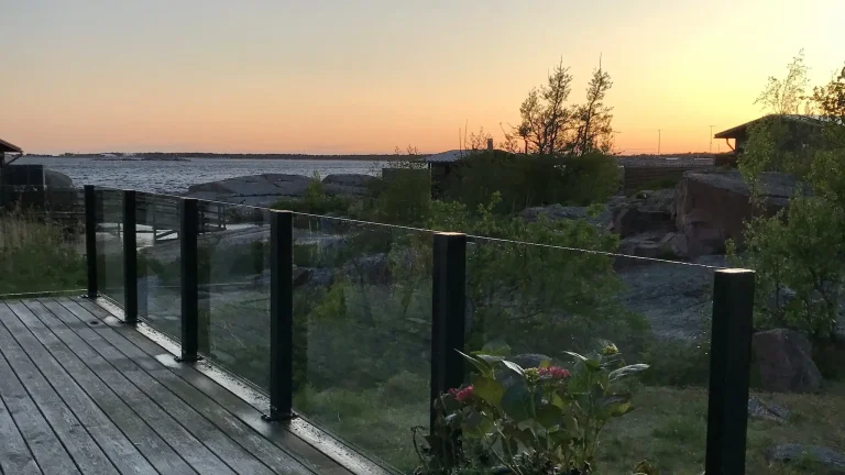 Kiinteät lasikaiteet kallion reunalla merimaisemassa