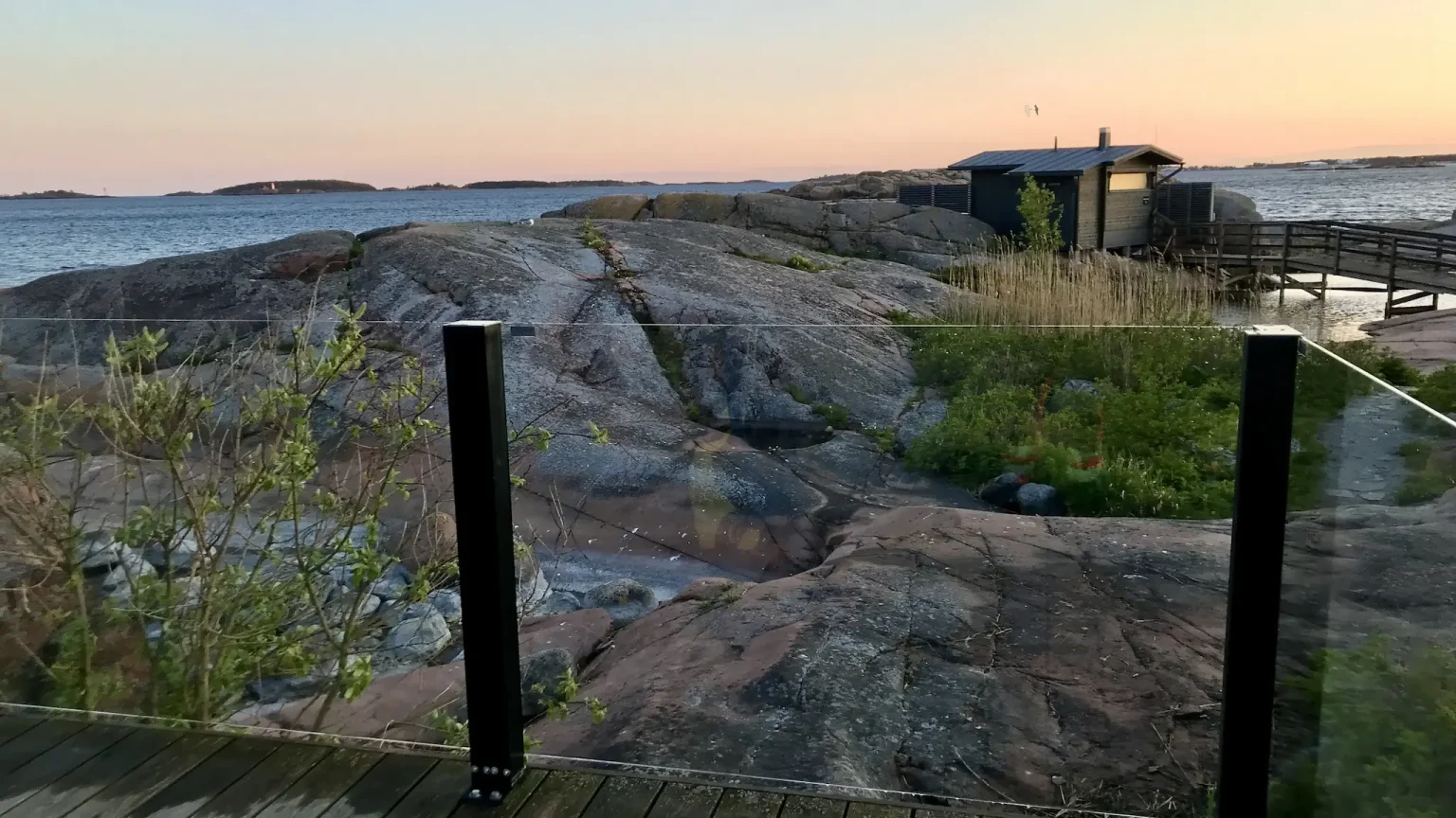 Saariterassin turvallinen raja merelle ClickitUp®-lasikaiteilla – Hanko