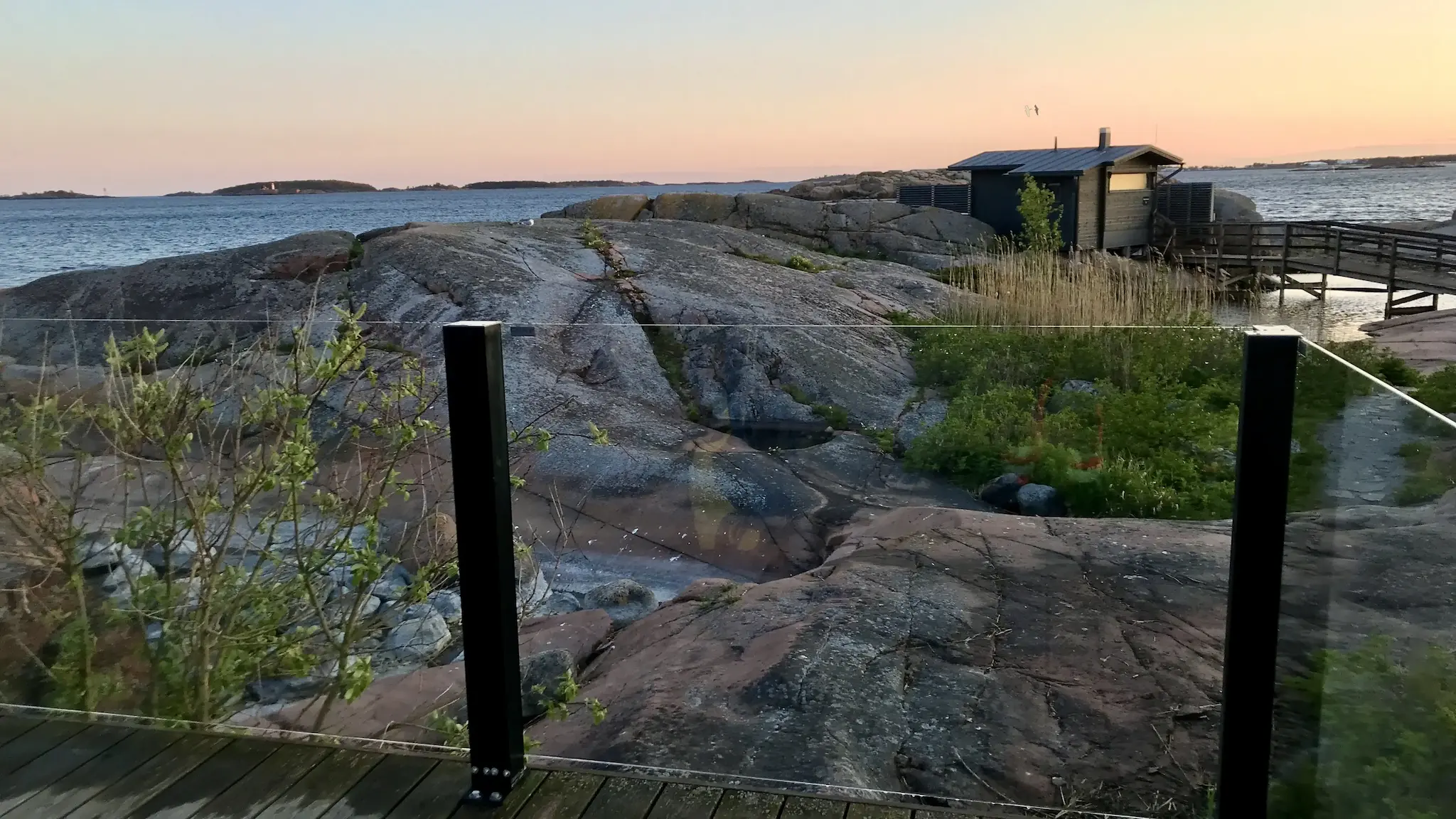 Saariterassin turvallinen raja merelle ClickitUp®-lasikaiteilla – Hanko