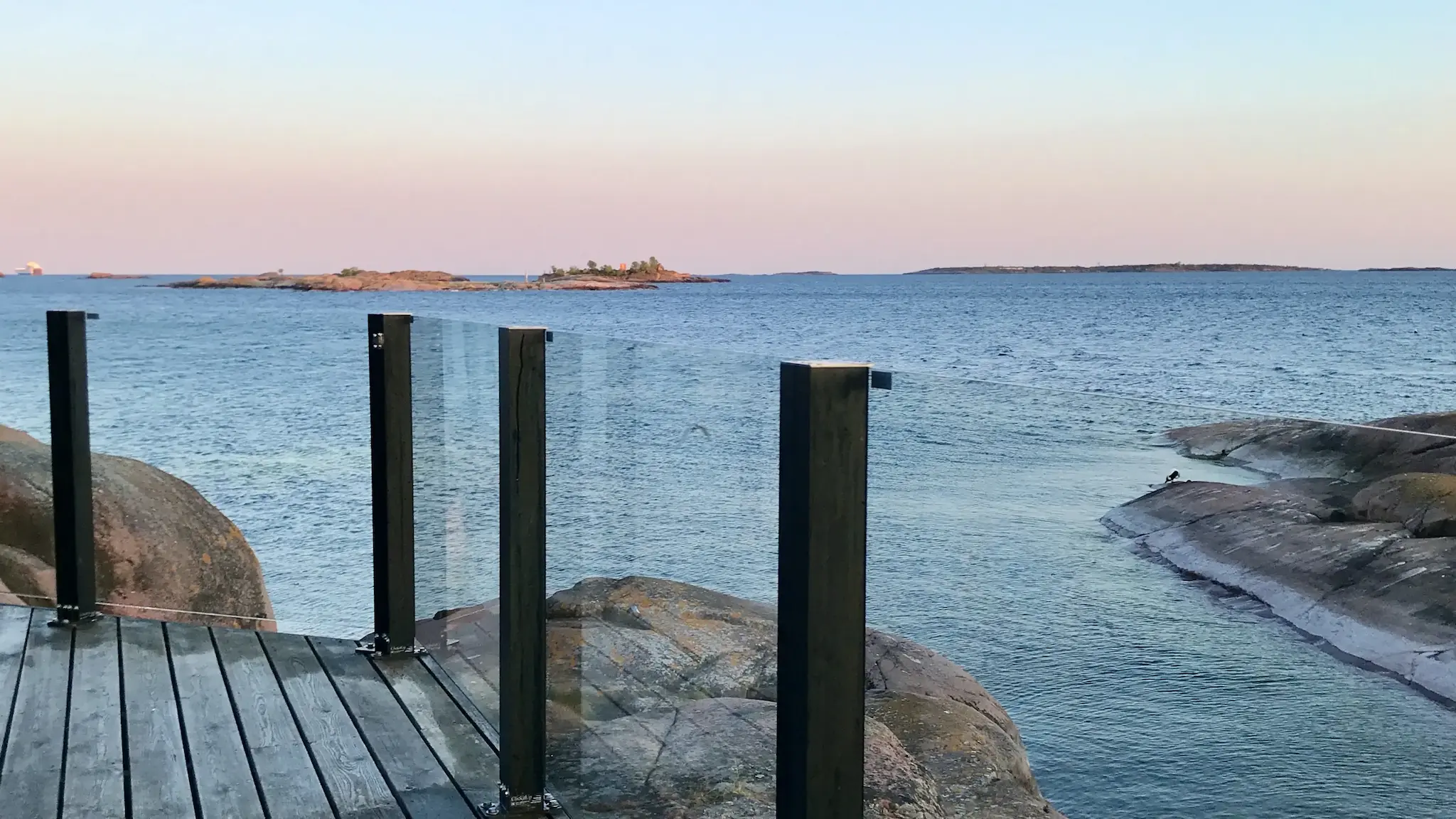 Kiinteät lasikaiteet ravintolassa turvaamassa asiakkaita