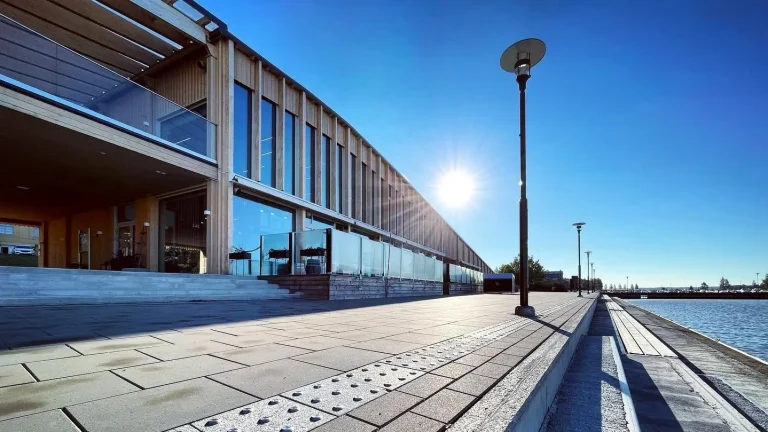 Kiinteät lasikaiteet ja aurinkoiset ulkoterassit
