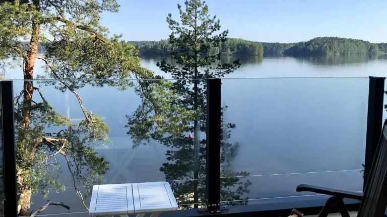 Kiinteän lasikaiteen jalustan ja kiinnitysmekanismin lähikuva