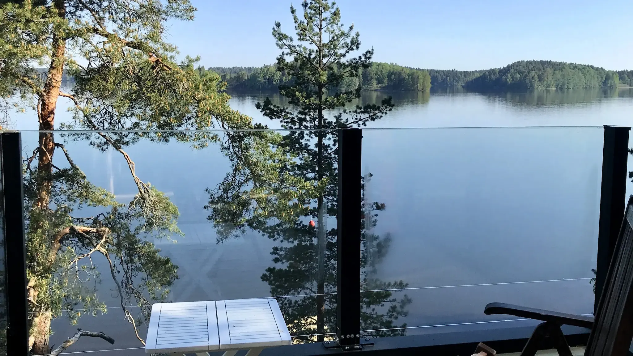 umma kiinteä lasikaide järvimaisemassa – pystysuora pylväs ja kirkas lasi.