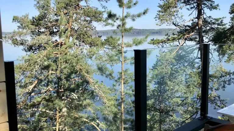Kiinteät lasikaiteet luonnon keskellä