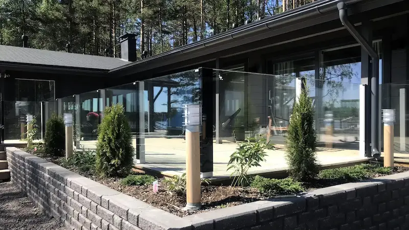 Tyylikkäät kiinteät lasikaiteet terassin suojana