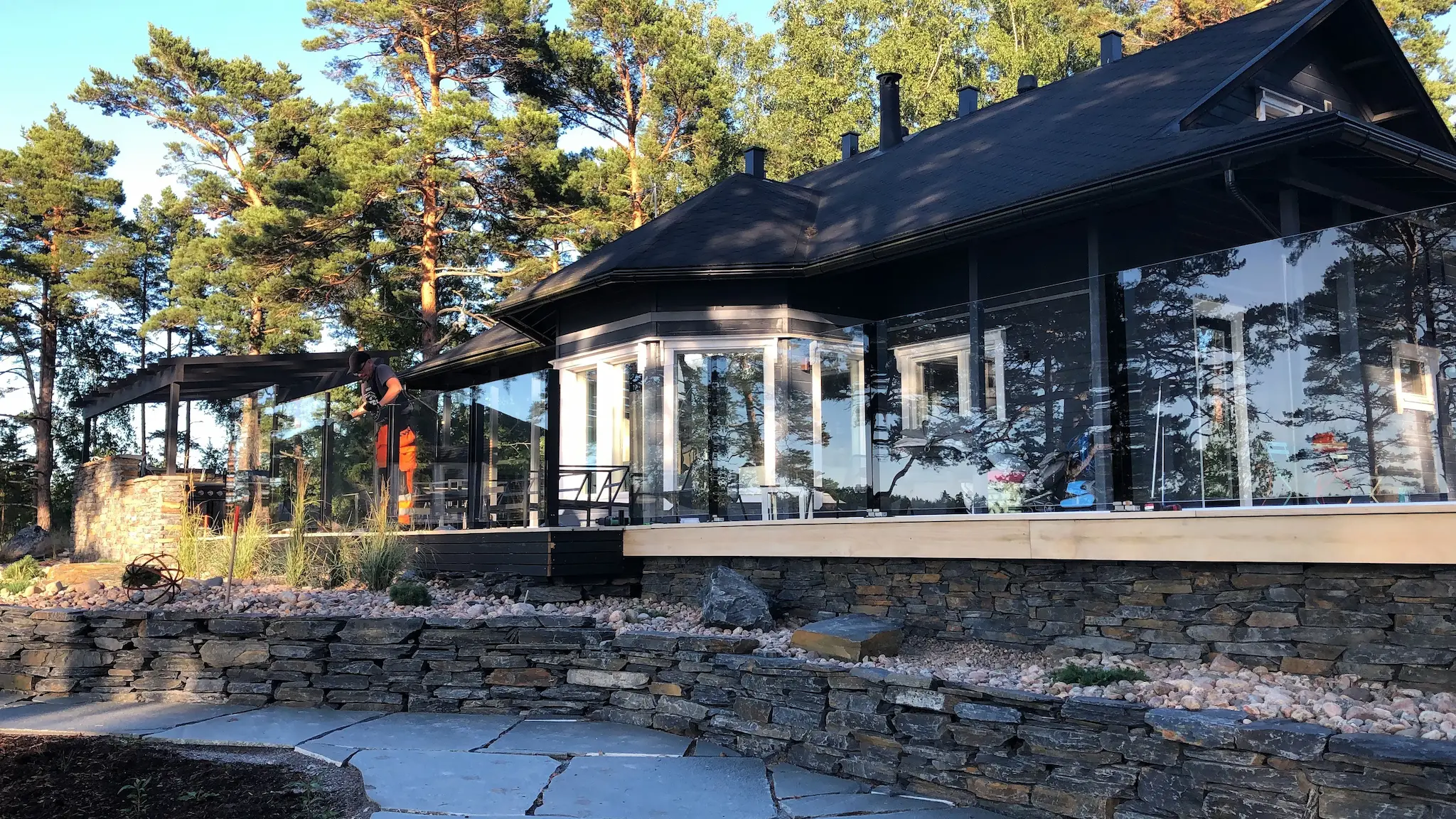Lasikaide hirsitalon terassilla – yhdistyy perinteiseen arkkitehtuuriin.
