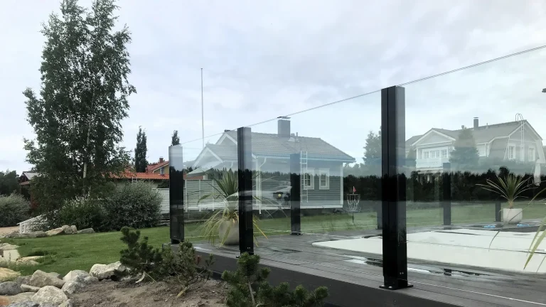 Kiinteät lasikaiteet modernin talon pihalla