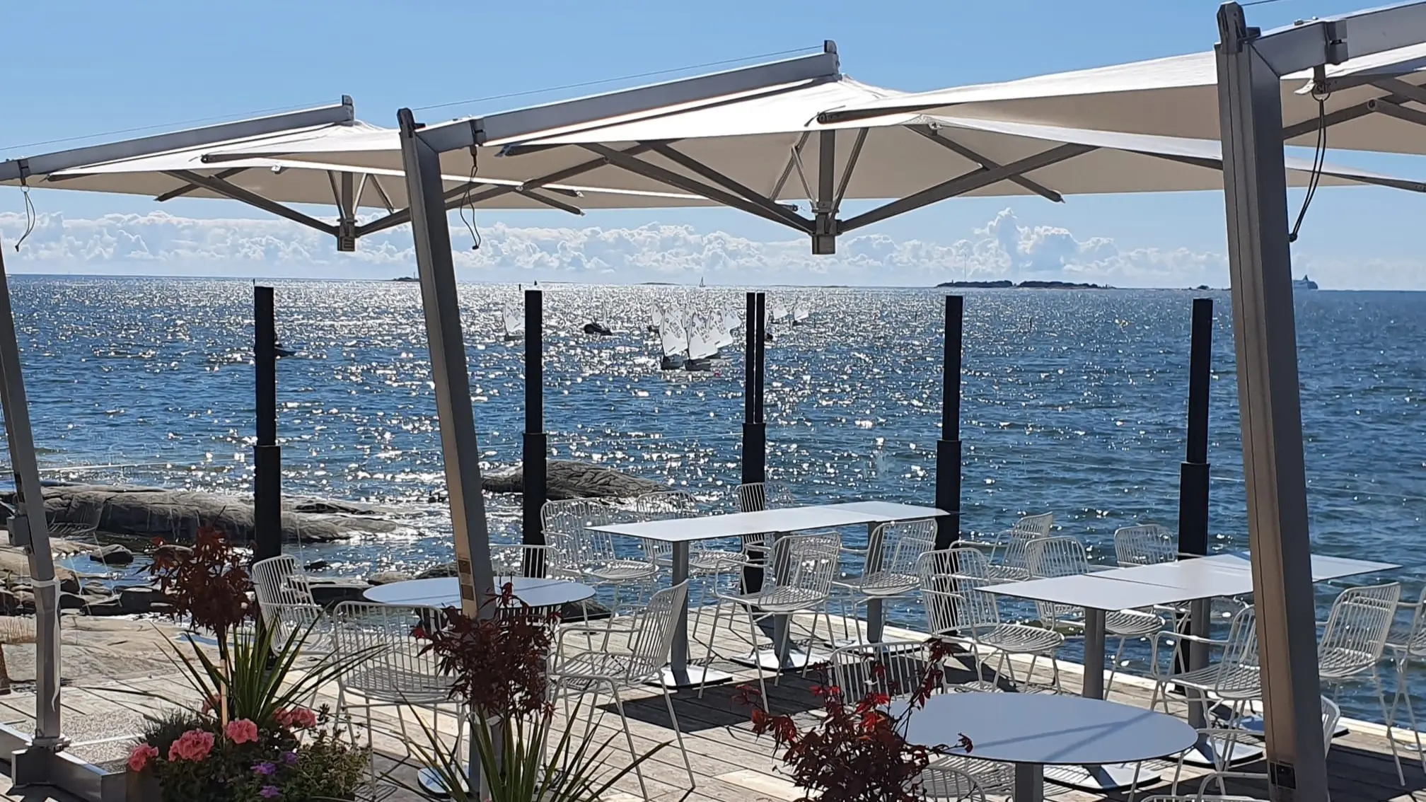 Liuskasaaren Ravintola HSS Paviljongin ulkoterassi nostettavilla ClickitUp®-lasikaiteilla