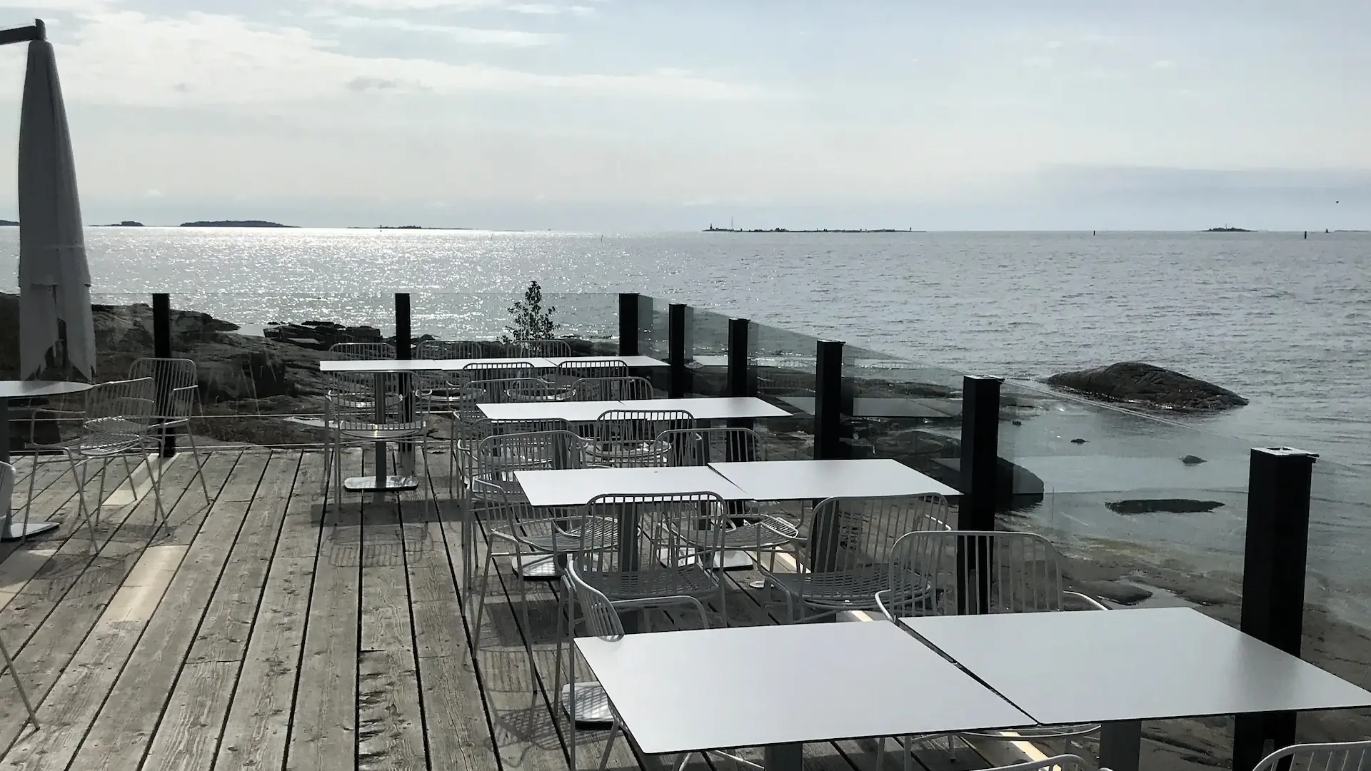 ClickitUp®-tuulensuojat meren äärellä Ravintola HSS Paviljongin terassilla – Liuskasaari